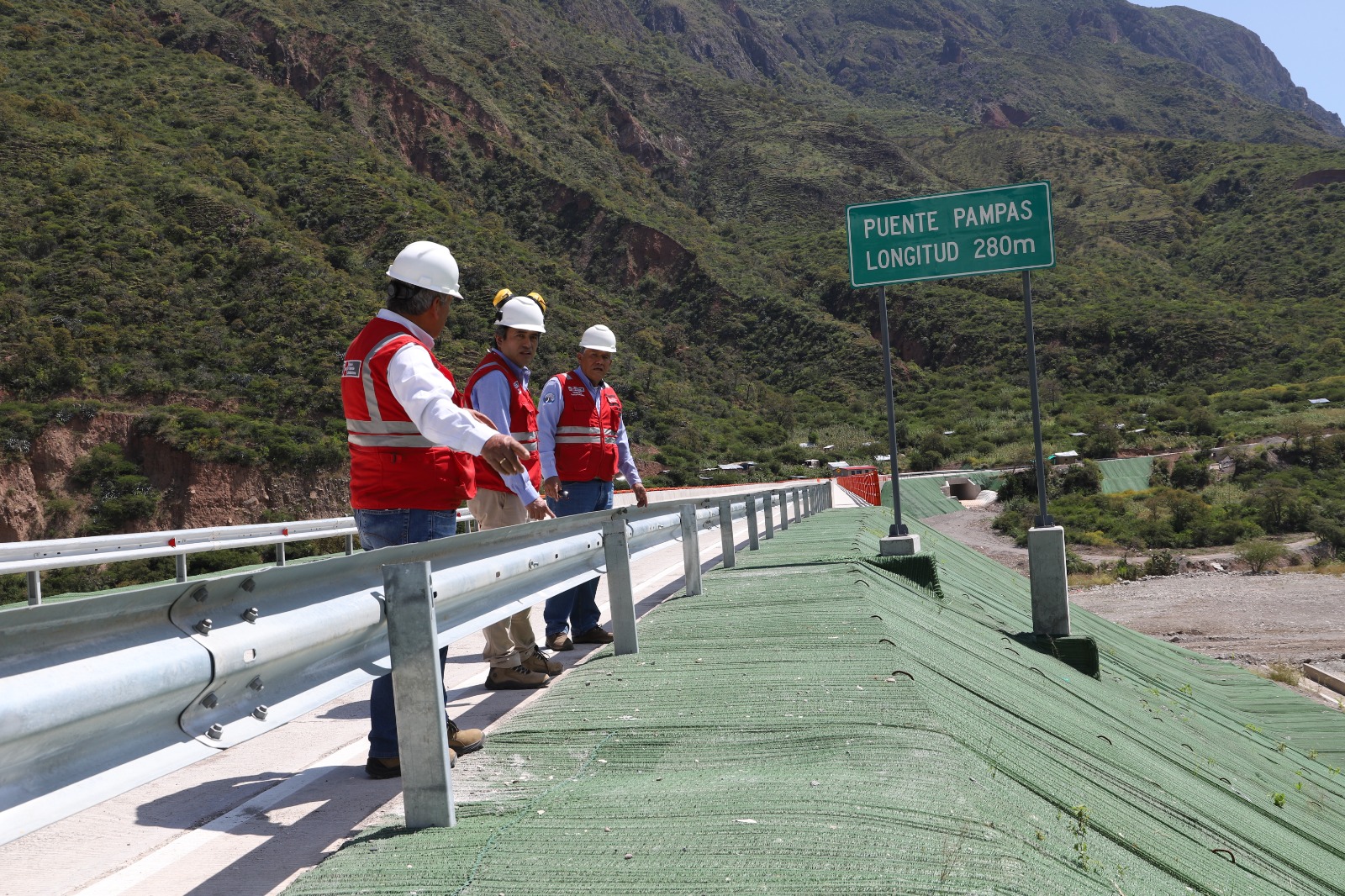 Especialistas de Provias Descentralizado verificando el Puente Interregional Pampas