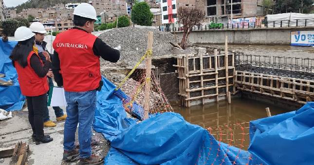 Contraloría advierte que la paralización de trabajos en puente peatonal y vehicular del distrito de Huancavelica pone en riesgo su ejecución