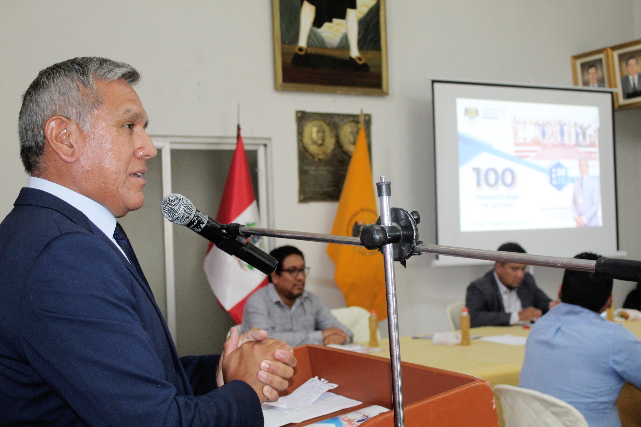 Alcalde presentó informe de los 100 días de gestión en sesión extraordinaria de concejo