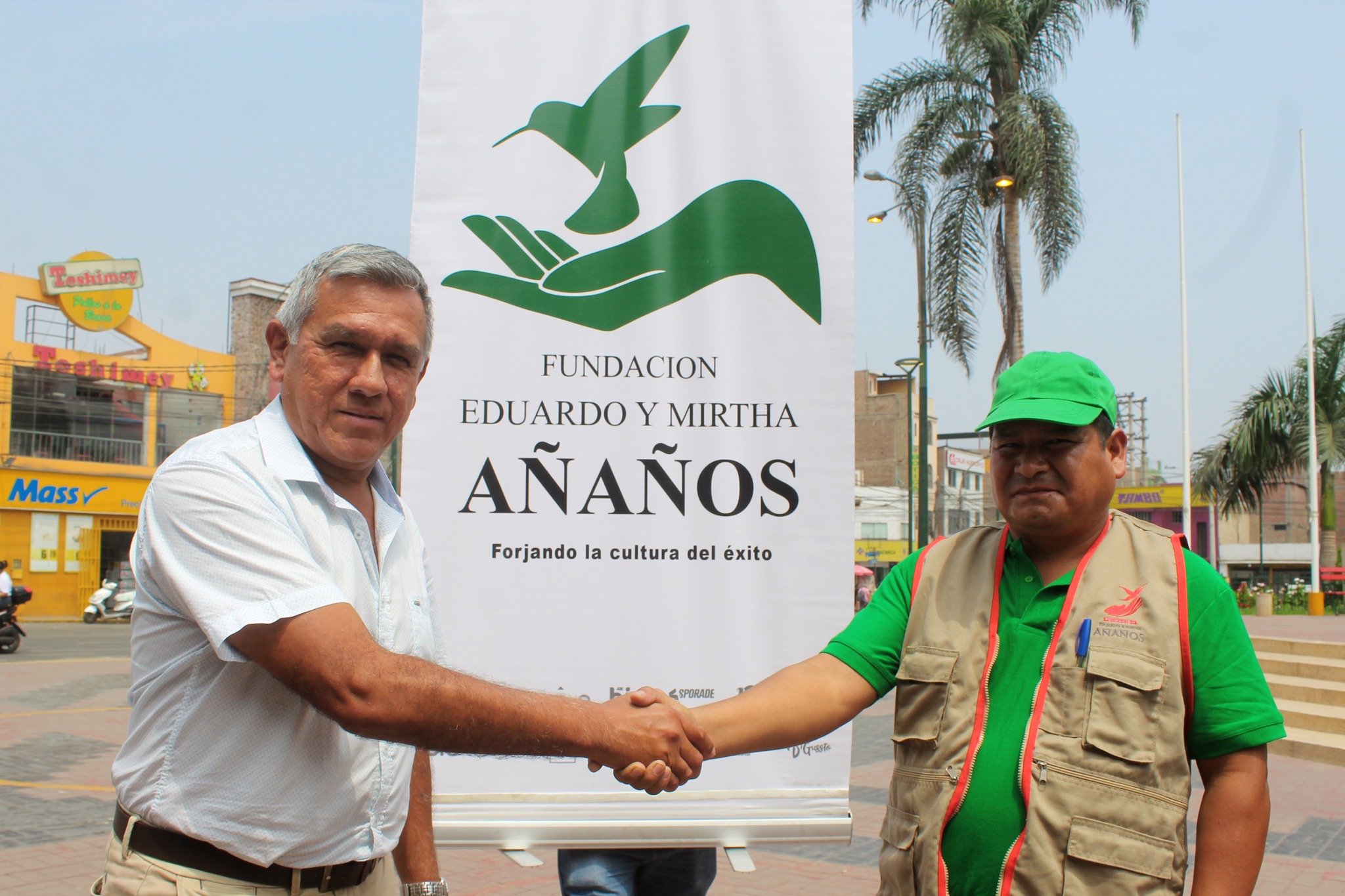 Alcalde recibe víveres y agua de la Fundación Eduardo y Mirtha Añaños para los damnificados por alud en La Perla Chaupis