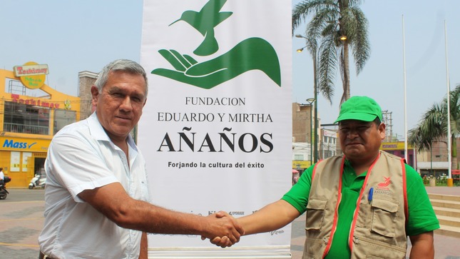 Alcalde recibe víveres y agua de la Fundación Eduardo y Mirtha Añaños para los damnificados por alud en La Perla Chaupis