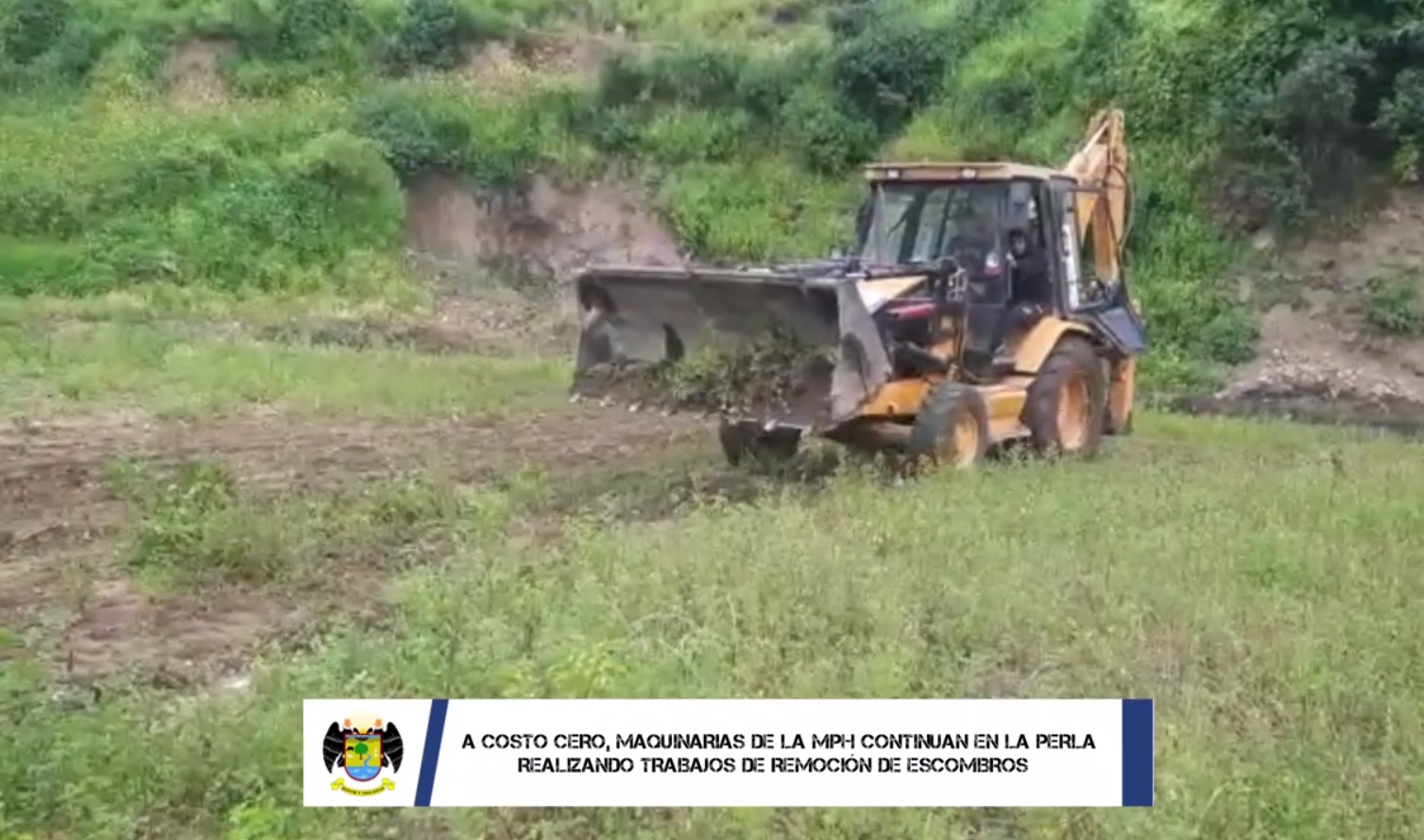 Maquinaria municipal continúa operando en La Perla Chaupis