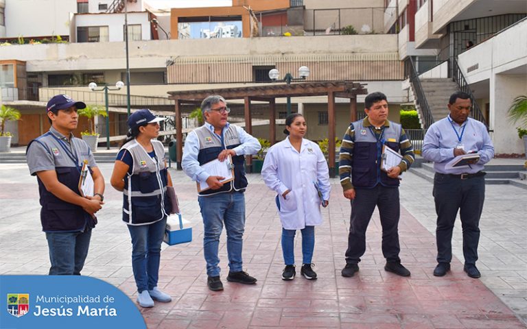 Personal de Sanidad, Parques y Jardines, Fiscalización y Participación Vecinal inspeccionaron conjuntamente diversos comercios de la zona, puntos de acopio de basura, parques y jardines y vehículos en situación de abandono.