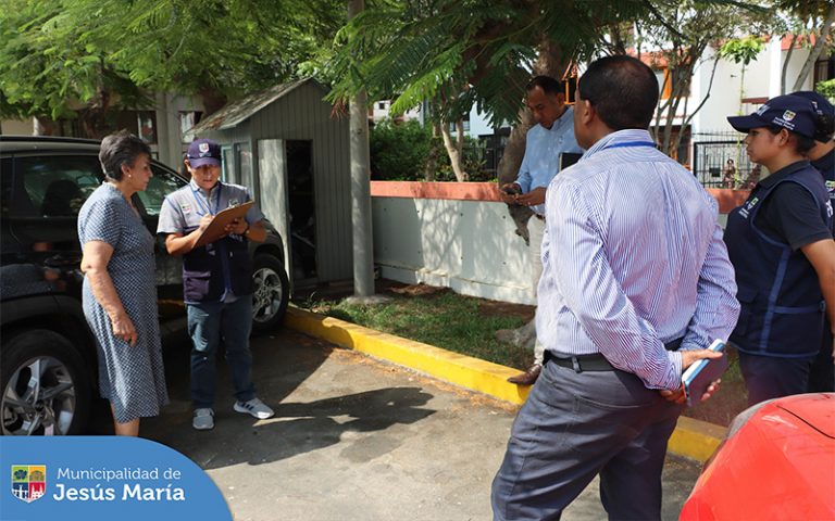 Personal de Sanidad, Parques y Jardines, Fiscalización y Participación Vecinal inspeccionaron conjuntamente diversos comercios de la zona, puntos de acopio de basura, parques y jardines y vehículos en situación de abandono.