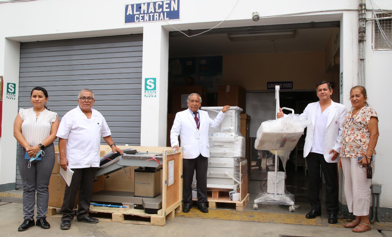 Autoridades del INMP posan junto a equipos biomédicos donados