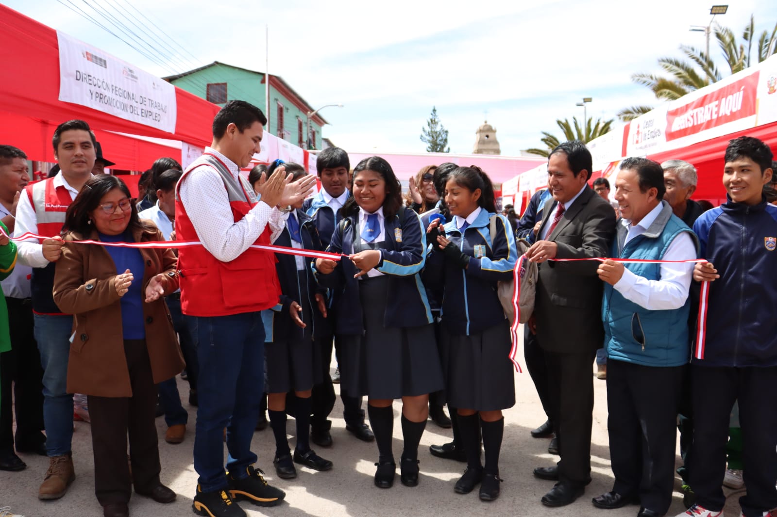 Candaraveños se benefician con feria laboral