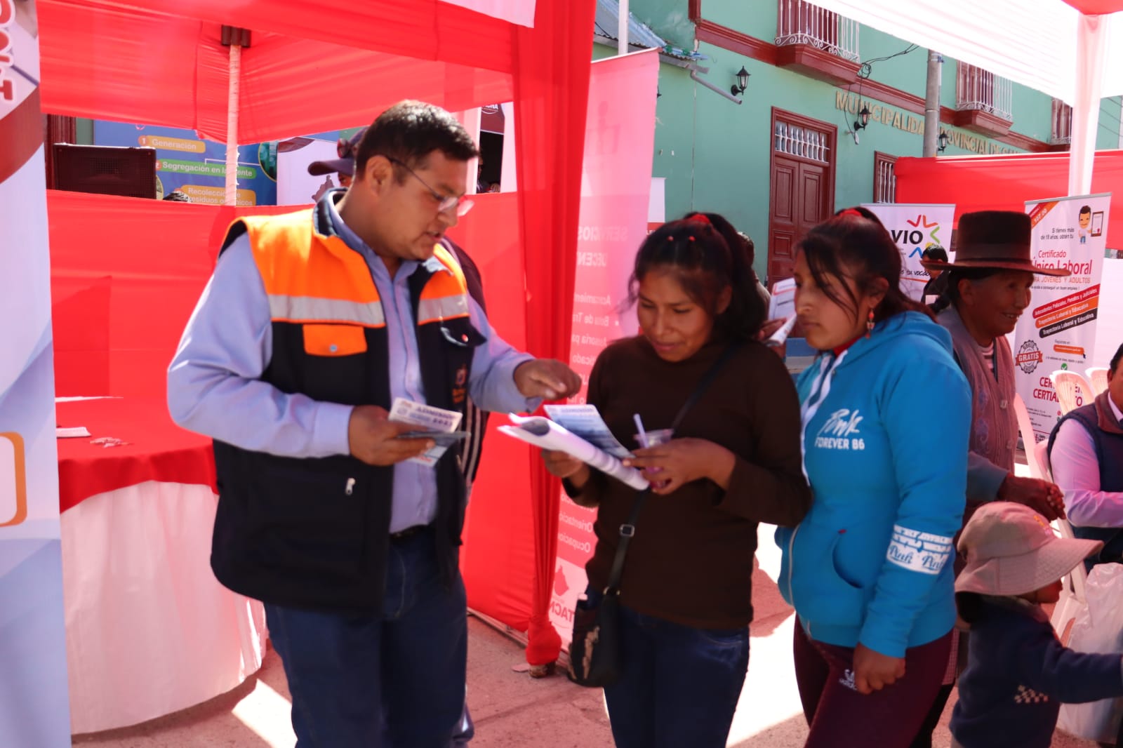 Candaraveños se benefician con feria laboral