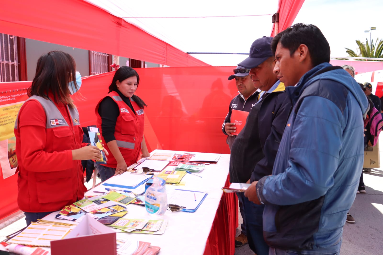 Candaraveños se benefician con feria laboral