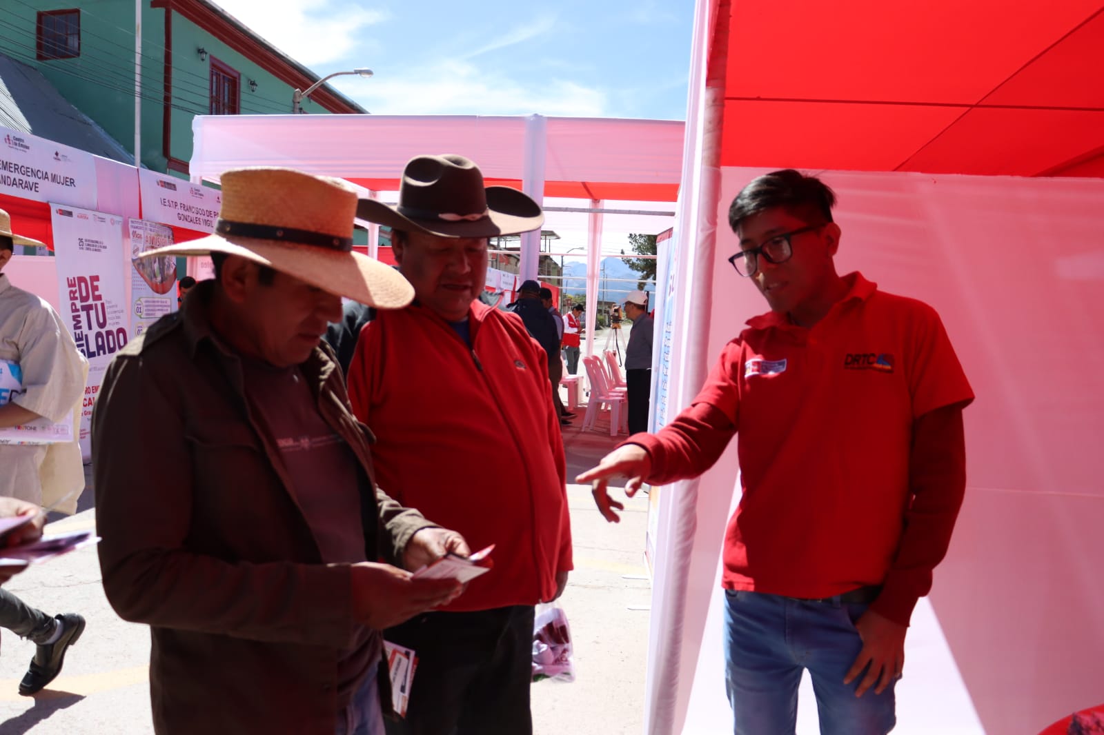 Candaraveños se benefician con feria laboral