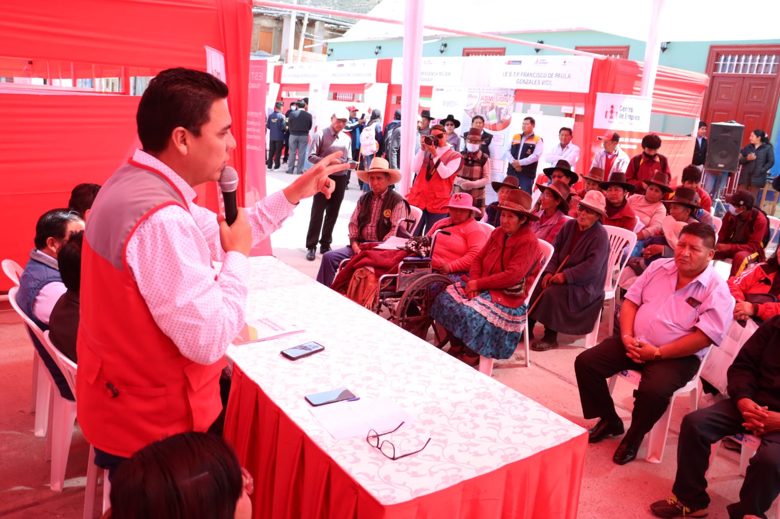 Candaraveños se benefician con feria laboral
