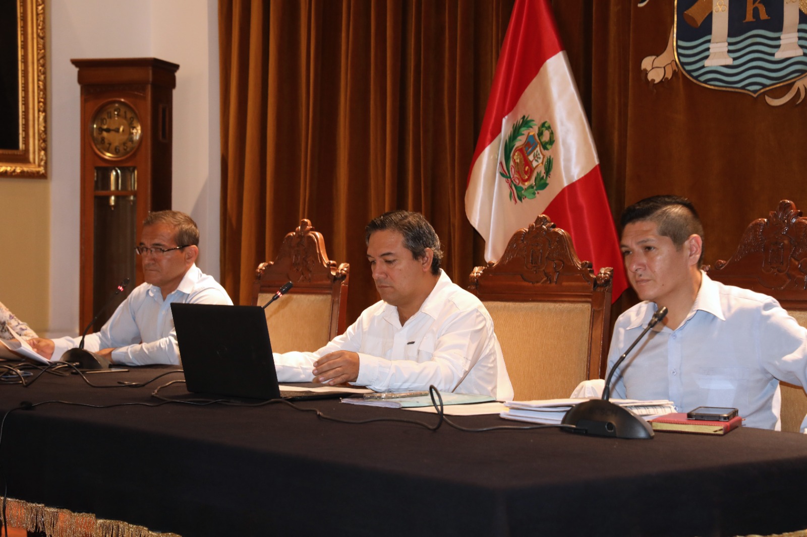 Alcalde de Trujillo, Arturo Fernández, en Concejo Municipal, viendo la 'ruta del agua'