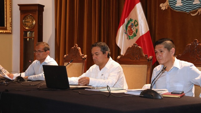 Alcalde de Trujillo, Arturo Fernández, en Concejo Municipal, viendo la 'ruta del agua'