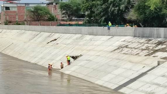 A pedido del GORE Piura, contratista interviene en reparación de losa en defensas del río