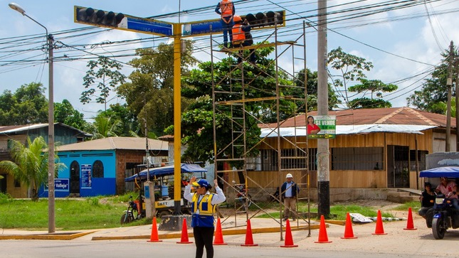 Municipalidad De Manantay realiza mantenimiento a los semáforos del distrito.