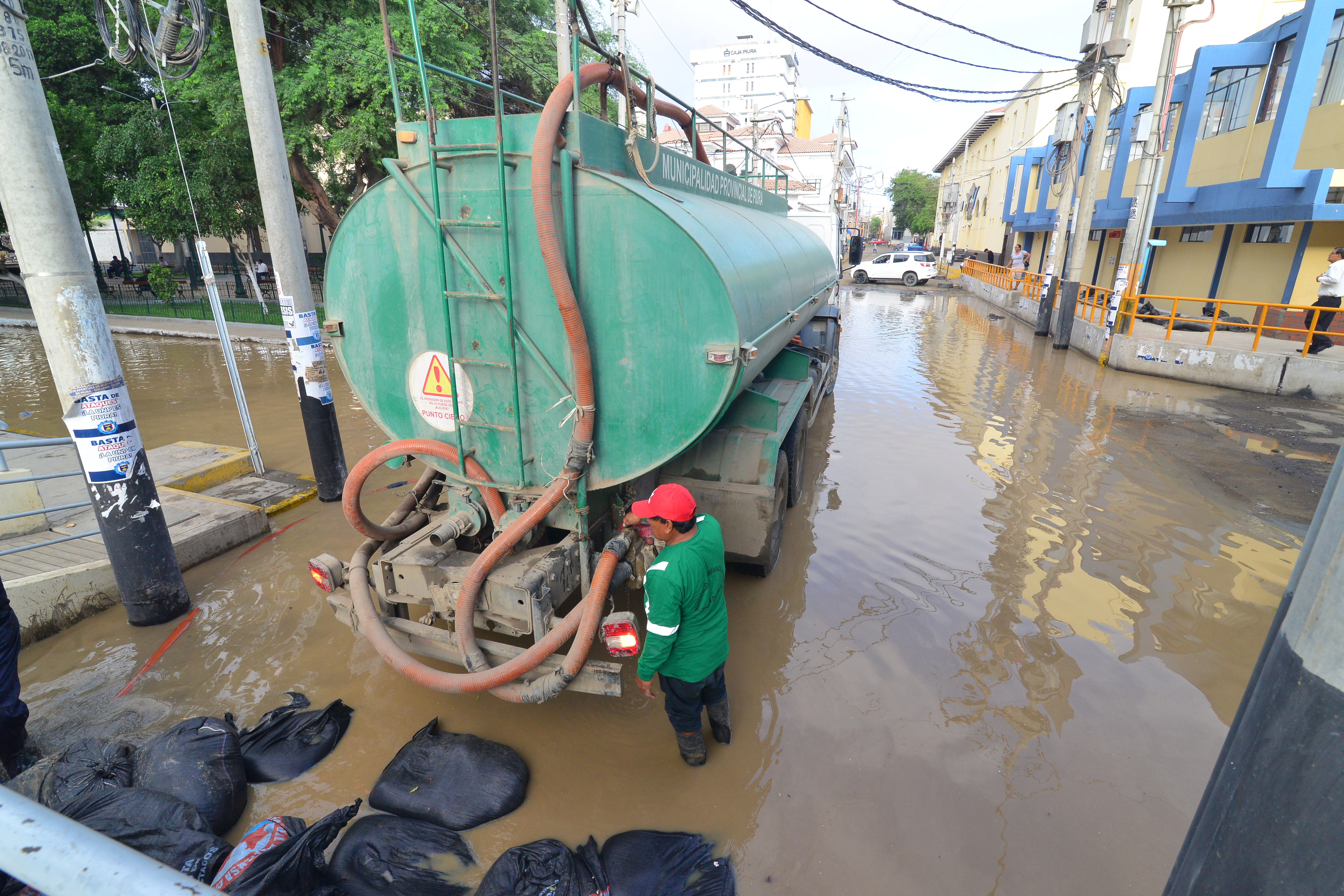 La maquinaria municipal realiza un gran trabajo después de las lluvias