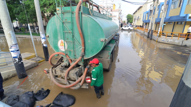 La maquinaria municipal realiza un gran trabajo después de las lluvias