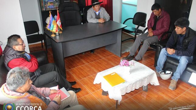 Reunión entre Alcalde del distrito de Ccorca y residente de obra carretera Cusco - Ccorca