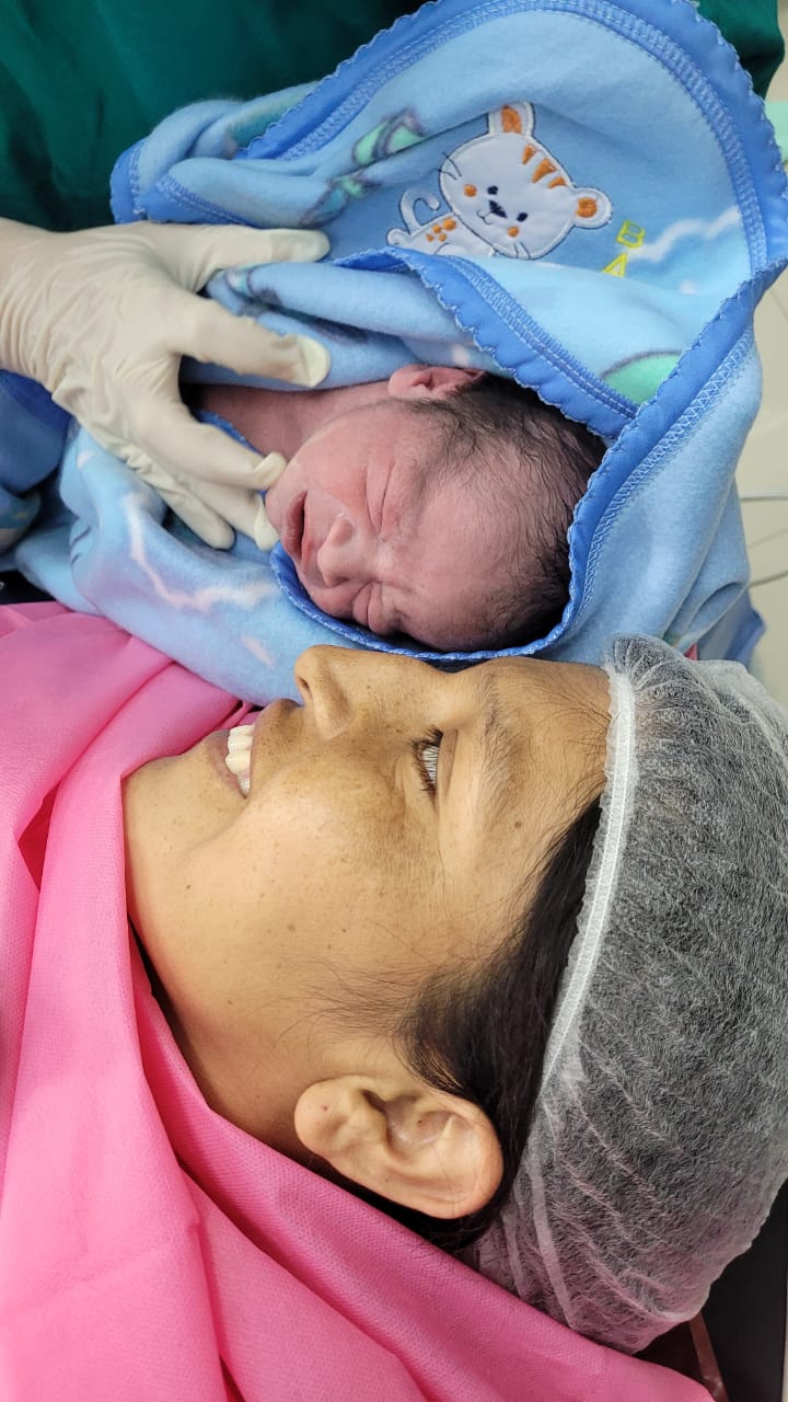 Madre rescatada por el GORE en Celavín da a luz a un niño sano en Ascope
