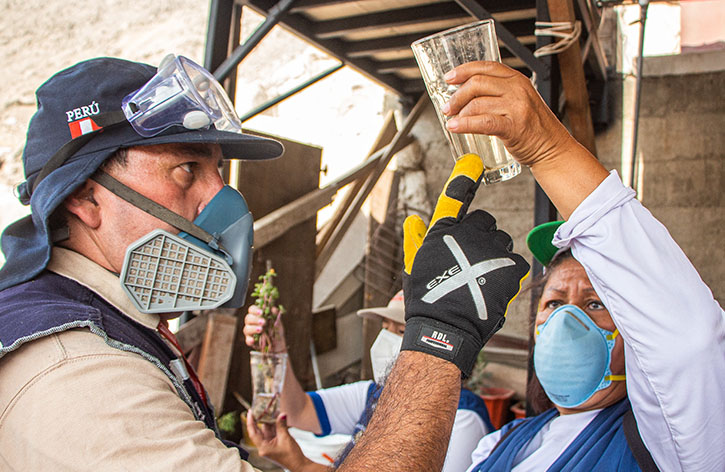 2 de Diris Lima Centro fumiga viviendas de Quebrada Castro Castro para eliminar el dengue