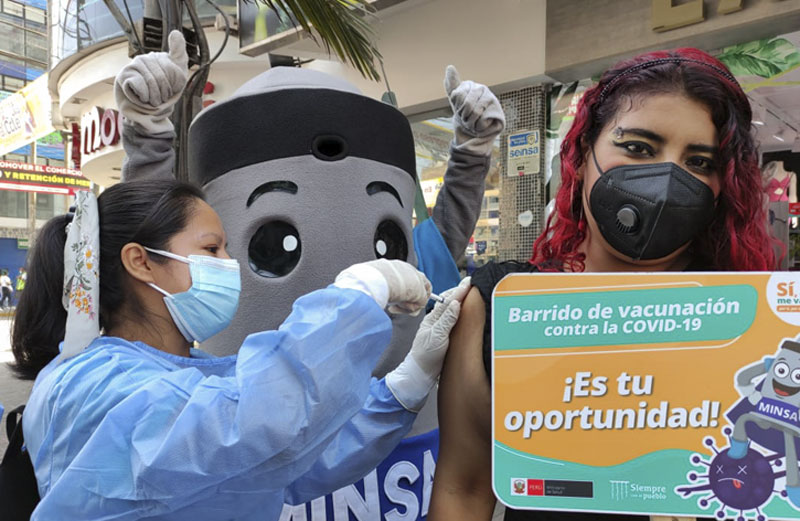4 de Diris Lima Centro promueve vacunación de tercera dosis contra la covid-19 en el emporio comercial Gamarra