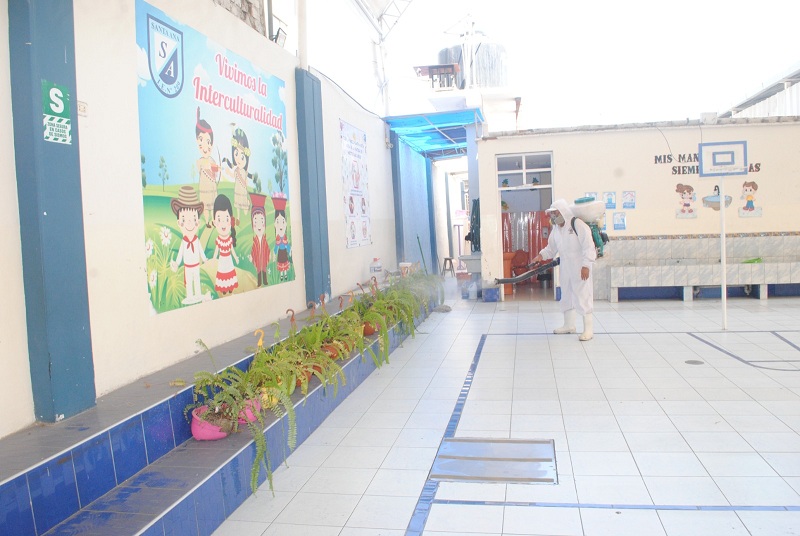 La Municipalidad de Trujillo sigue fumigando locales escolares.