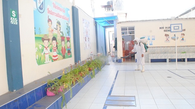 La Municipalidad de Trujillo sigue fumigando locales escolares.