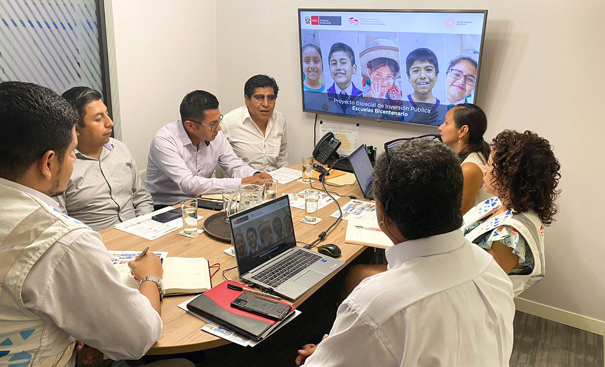 Informamos alcances del proyecto de la IE Tawantinsuyo a alcalde de Desaguadero
