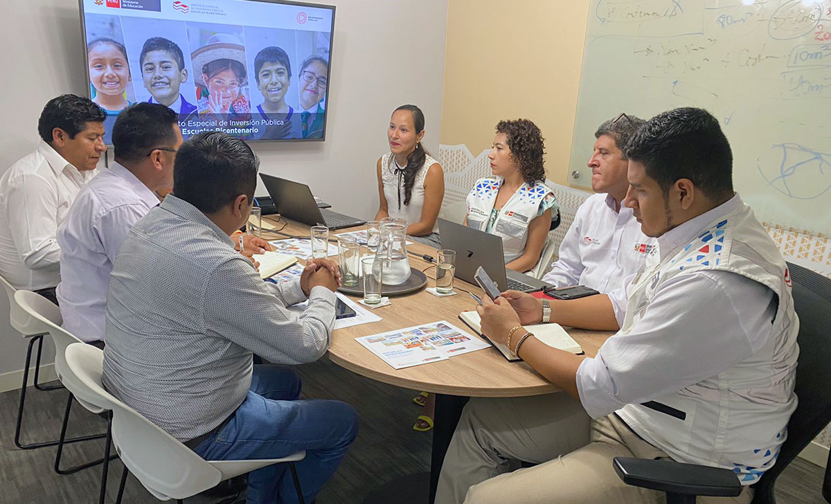 Informamos alcances del proyecto de la IE Tawantinsuyo a alcalde de Desaguadero