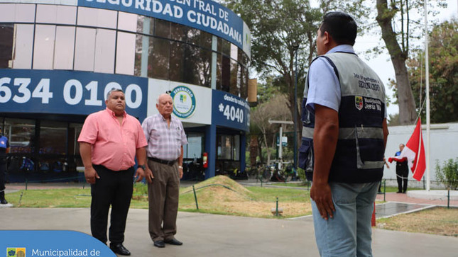 Nuestro alcalde, Jesús Gálvez Olivares participó de la ceremonia del izamiento del Pabellón Nacional 🇵🇪, en esta oportunidad a media asta en señal de duelo por el fallecimiento del valeroso sereno surcano, Luis Manrique Pizarro ✝️.