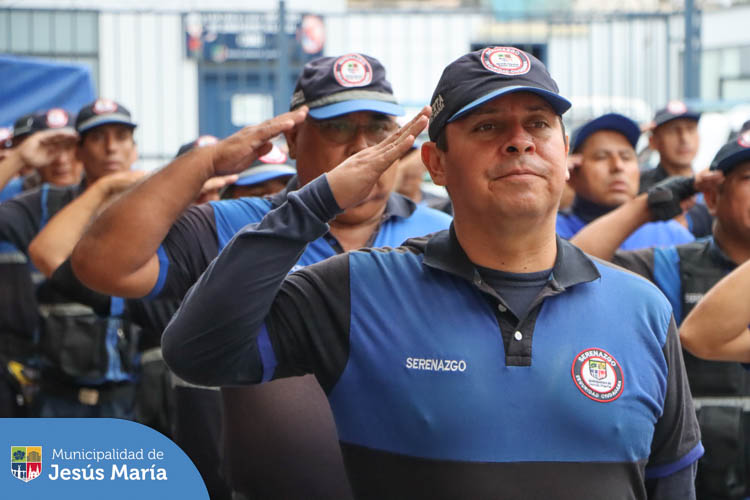 Nuestro alcalde, Jesús Gálvez Olivares participó de la ceremonia del izamiento del Pabellón Nacional 🇵🇪, en esta oportunidad a media asta en señal de duelo por el fallecimiento del valeroso sereno surcano, Luis Manrique Pizarro ✝️.