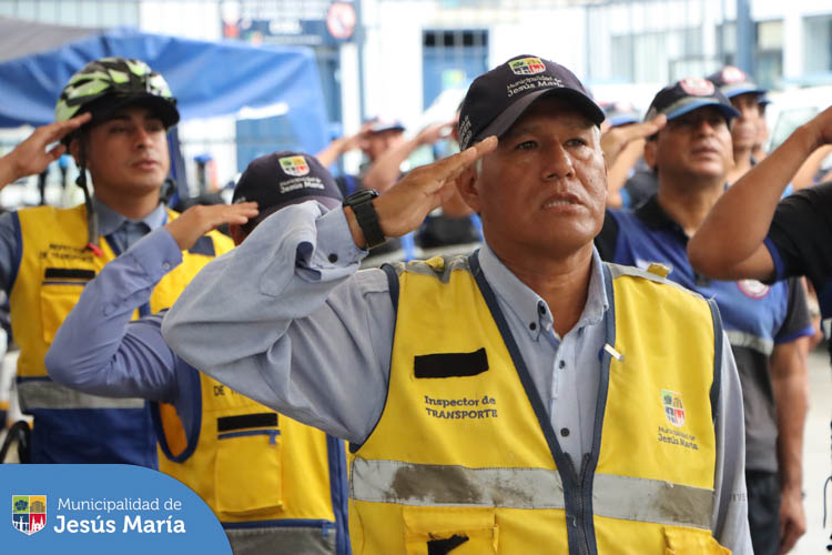 Nuestro alcalde, Jesús Gálvez Olivares participó de la ceremonia del izamiento del Pabellón Nacional 🇵🇪, en esta oportunidad a media asta en señal de duelo por el fallecimiento del valeroso sereno surcano, Luis Manrique Pizarro ✝️.