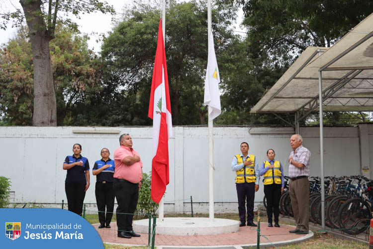 Nuestro alcalde, Jesús Gálvez Olivares participó de la ceremonia del izamiento del Pabellón Nacional 🇵🇪, en esta oportunidad a media asta en señal de duelo por el fallecimiento del valeroso sereno surcano, Luis Manrique Pizarro ✝️.