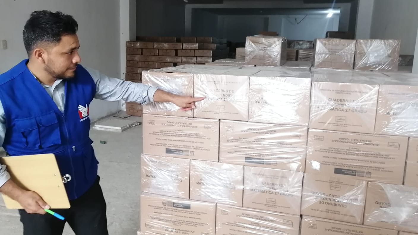 Comisionado supervisa materiales educativos