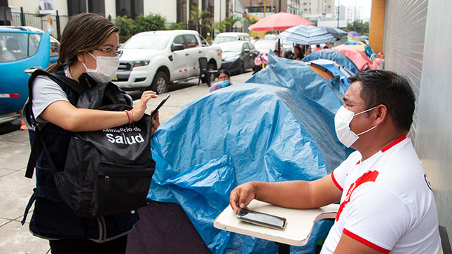 1 de  Diris Lima Centro realiza pruebas antígenas y vacunación contra la Covid-19 a familiares que acampan en los alrededores del INSN de Breña