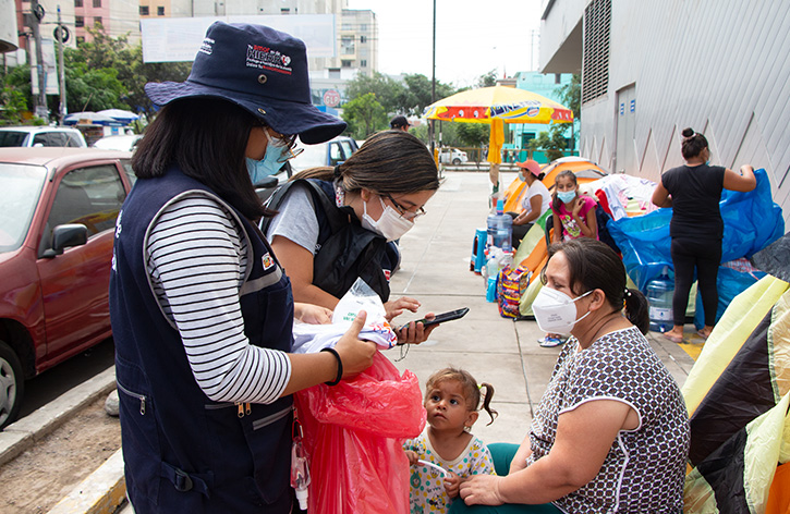 2 de Diris Lima Centro realiza pruebas antígenas y vacunación contra la Covid-19 a familiares que acampan en los alrededores del INSN de Breña