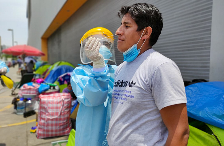 4 de Diris Lima Centro realiza pruebas antígenas y vacunación contra la Covid-19 a familiares que acampan en los alrededores del INSN de Breña