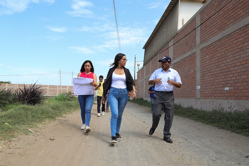 Funcionarios de la Municipalidad de Trujillo inspeccionan áreas limítrofes.