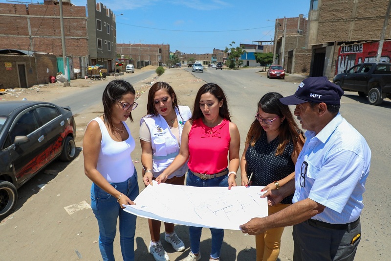Plano en mano funcionarios de la MPT verificaban los limites jurisdiccionales.