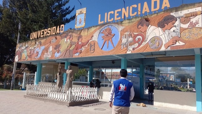 Comisionada observa fachada de la Universidad Nacional de Cajamarca