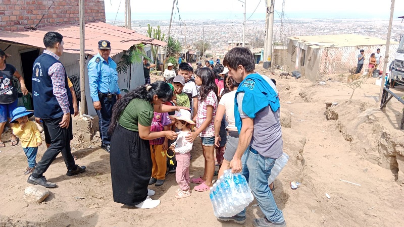 Ayuda social lleva la MPT a damnificados por lluvias y huayco.