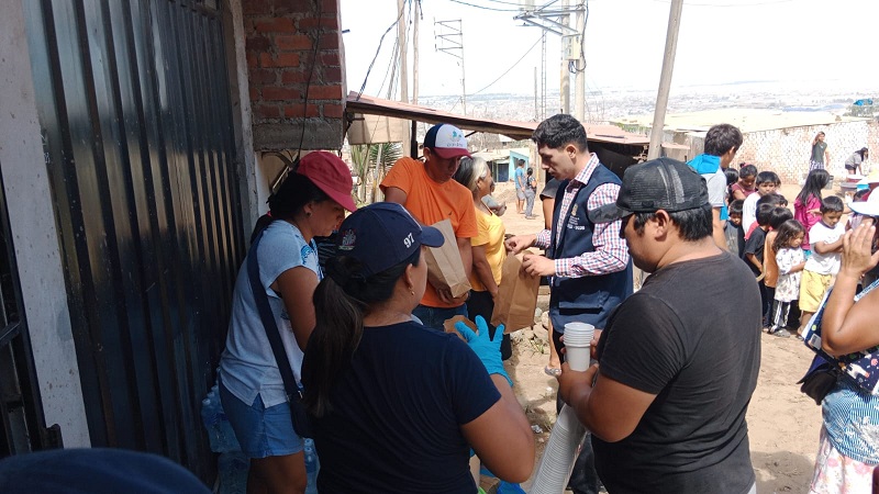 Población sigue recibiendo alimentos de primera necesidad.