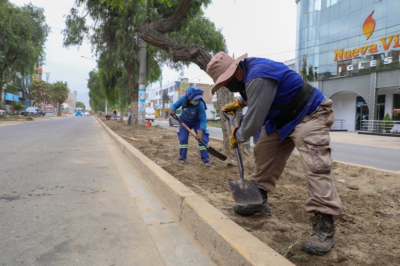 Trabajadores del Segat siguen mejorando las bermas de av. Miraflores.