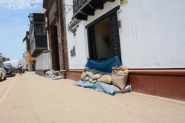 Sacos seguían aún en el frontis de algunos locales frente a la plaza mayor.
