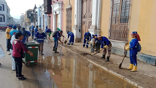 Gran cantidad de barro dejó el huayco, incluso en la plaza mayor de Trujillo.