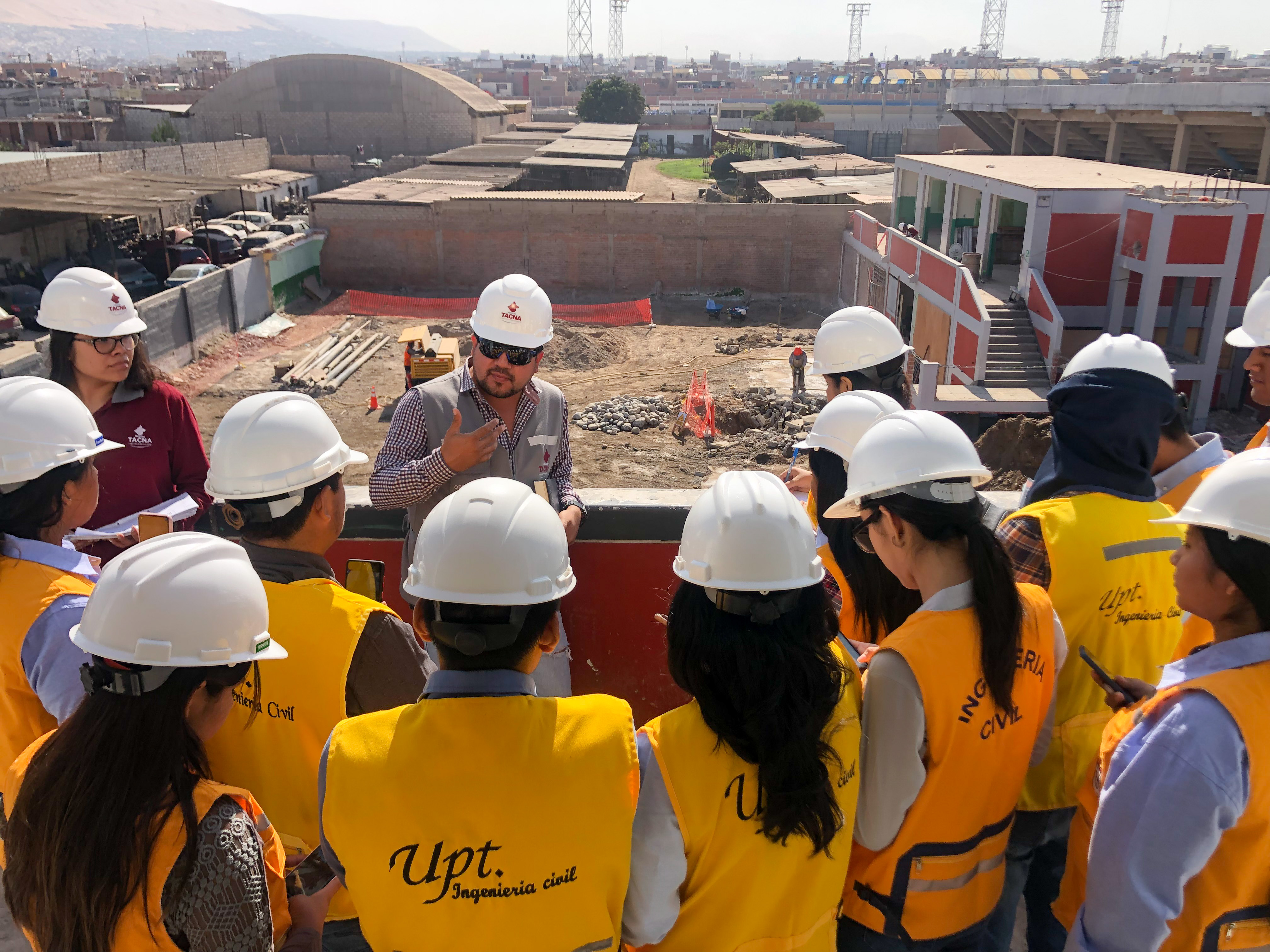 Estudiantes realizan visita guiada a obra del GRT