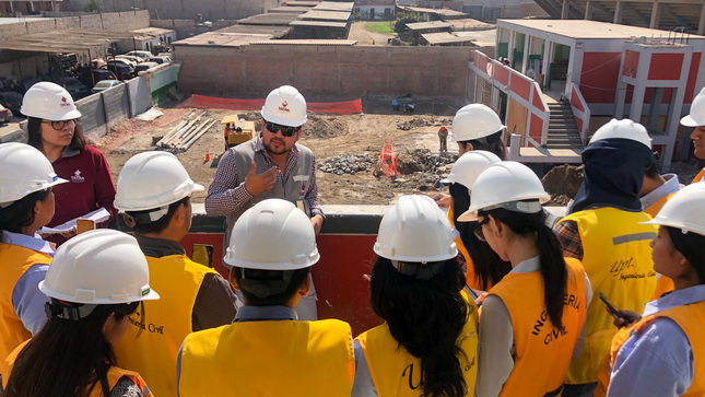 Estudiantes realizan visita guiada a obra del GRT