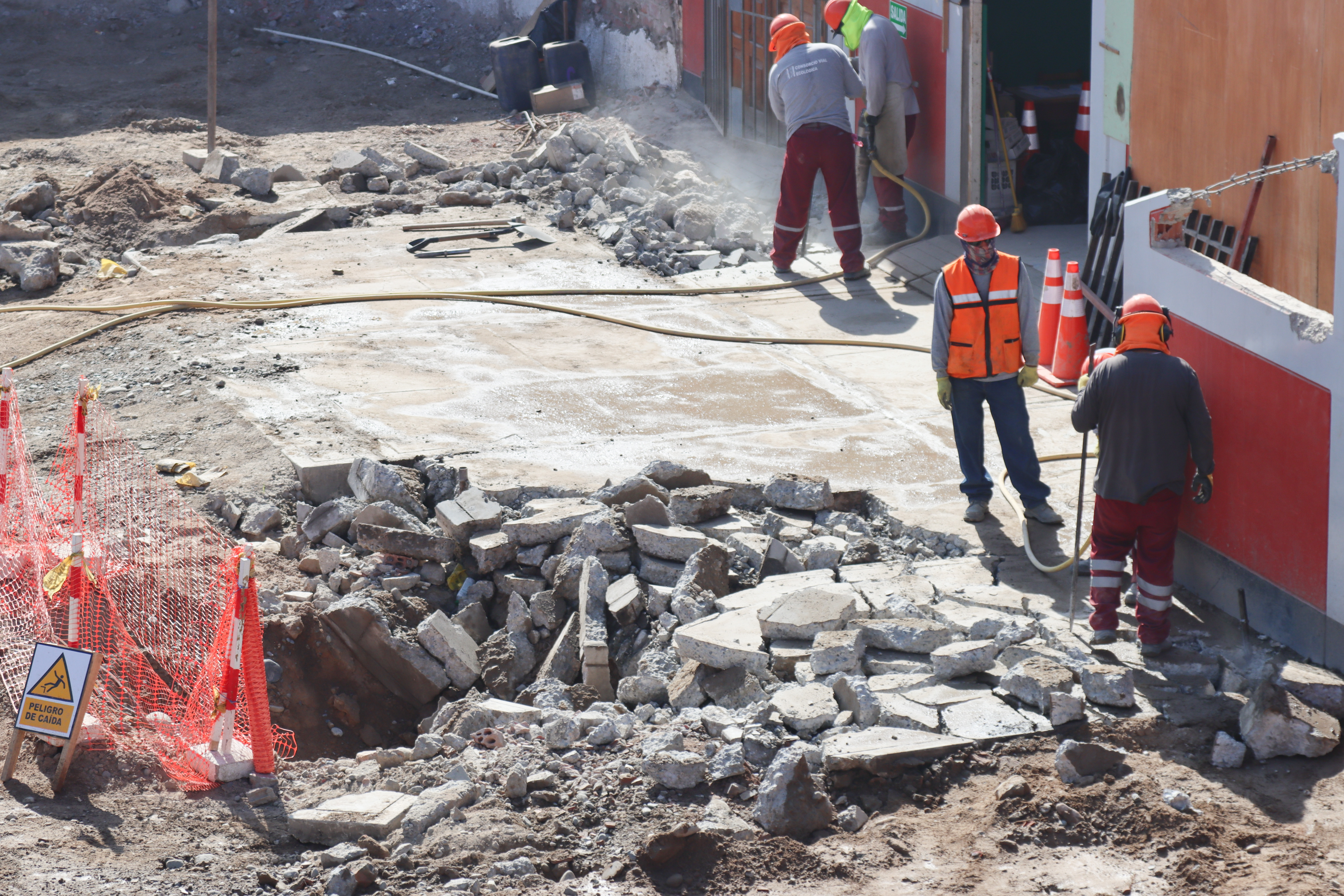 Estudiantes realizan visita guiada a obra del GRT