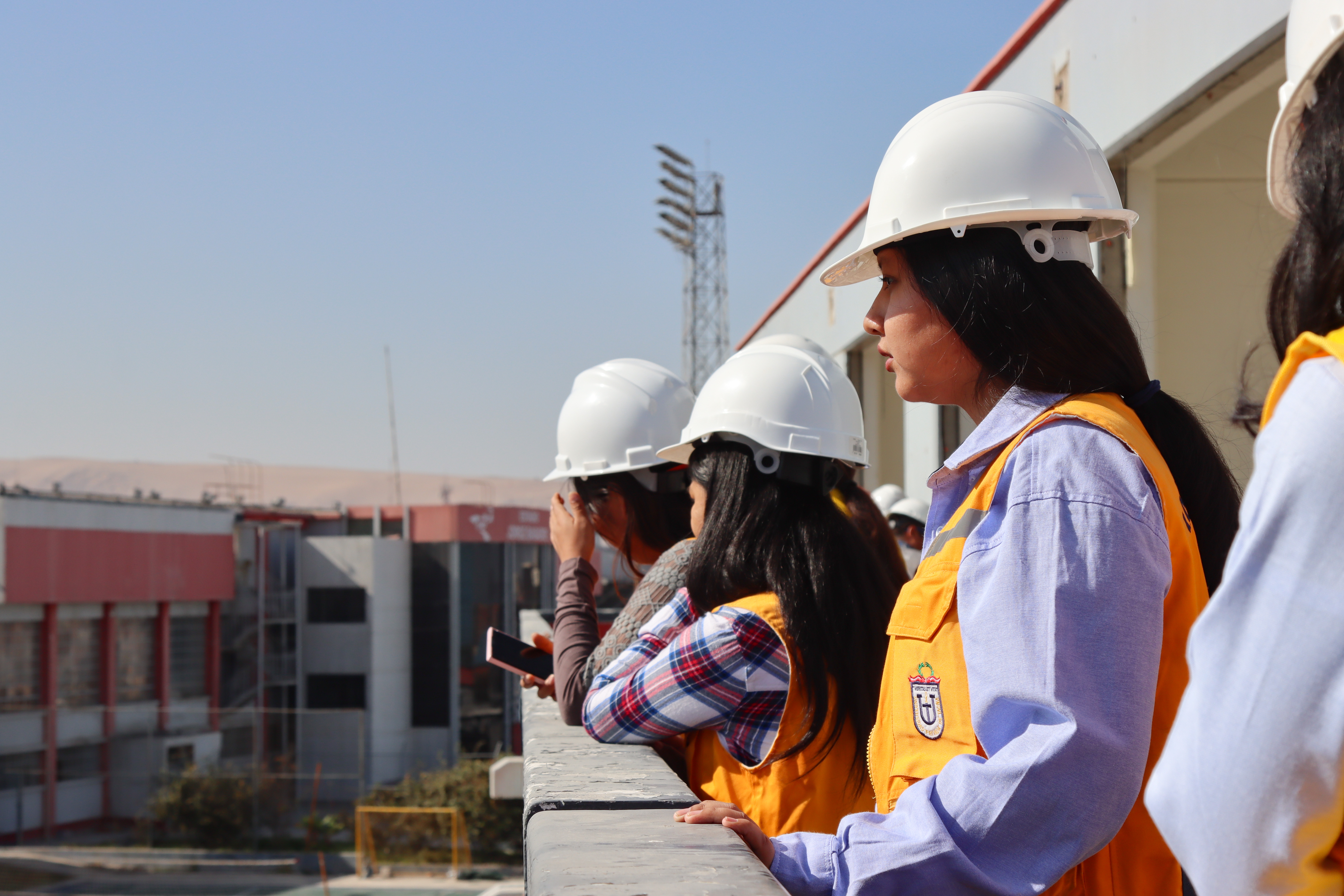 Estudiantes realizan visita guiada a obra del GRT
