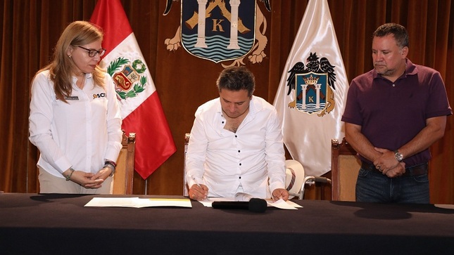 Alcalde Arturo Fernández suscribe el acuerdo de intención con Osce.