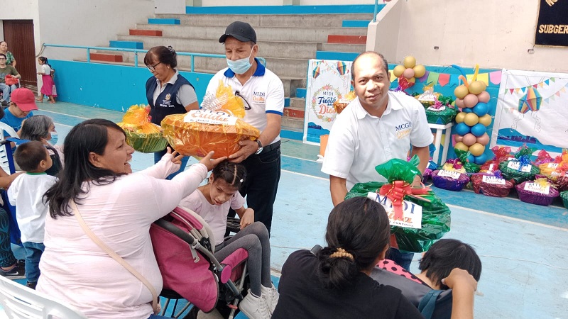 Personas con discapacidad recibieron desayuno, víveres y un show.